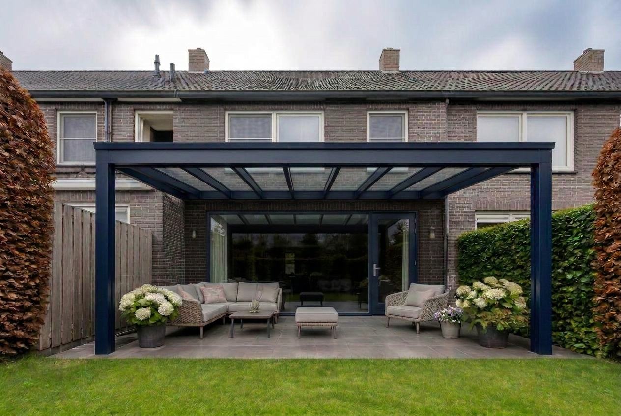Veranda vooraanzicht met navy (ral 5011) constructie en grijze baksteen