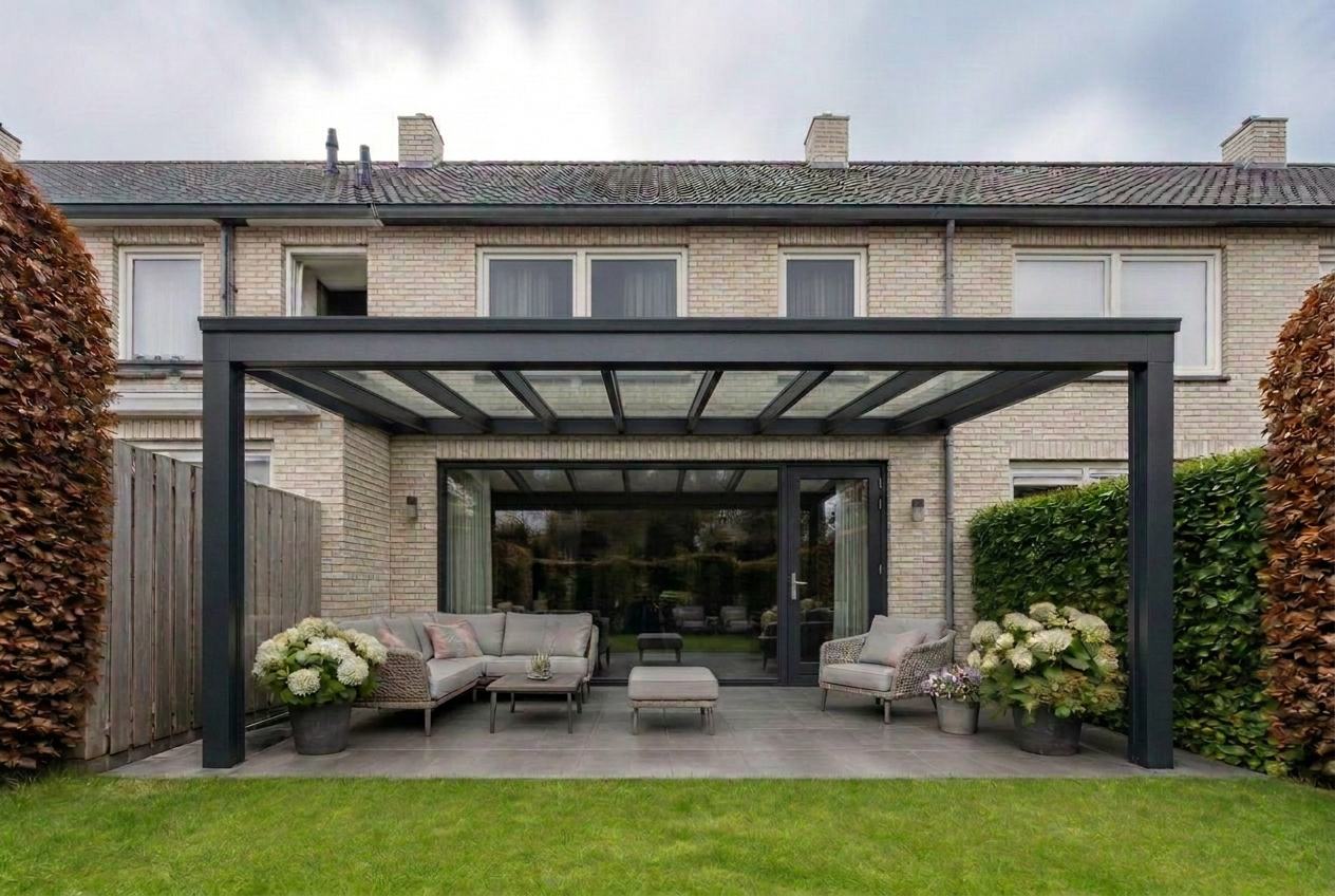 Veranda vooraanzicht met structuur zwart constructie en witte kalkzandsteen